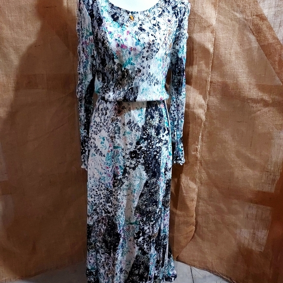 Belle Sky Large long cut sleeve Maxi Dress. Floral - Picture 1 of 6